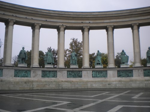 Hero's Square 4 - Statues