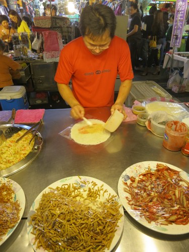 A street vendor preparing my Steamed Spring Roll (Run Bing)