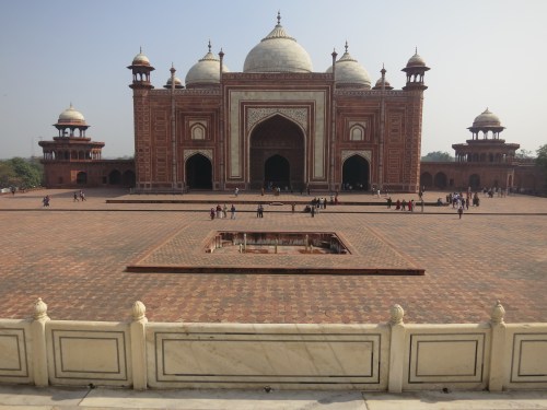 Symmetrically placed to the East and West of the Taj Mahal are two more identical buildings, a red sandstone mosque and this jawab