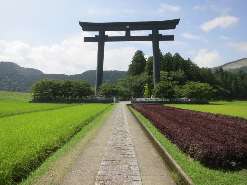 Just outside of town lies the GIANT Torii gate that is Oyunohara
